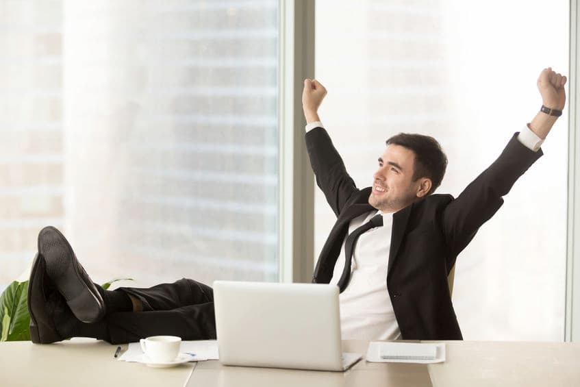 Jambes lourdes au bureau : 5 réflexes naturels pour relancer la circulation